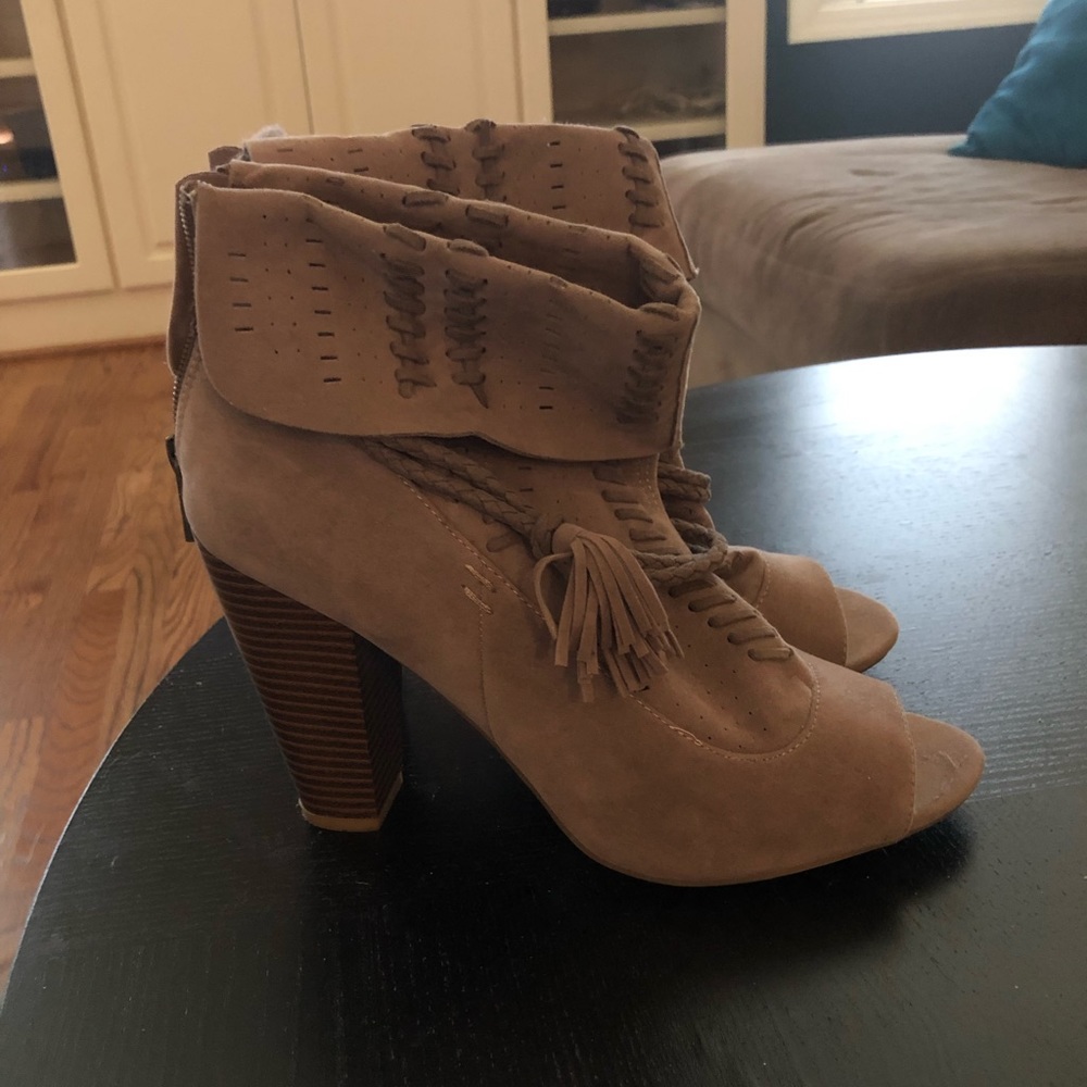*WORN ONCE* Tan frayed booties